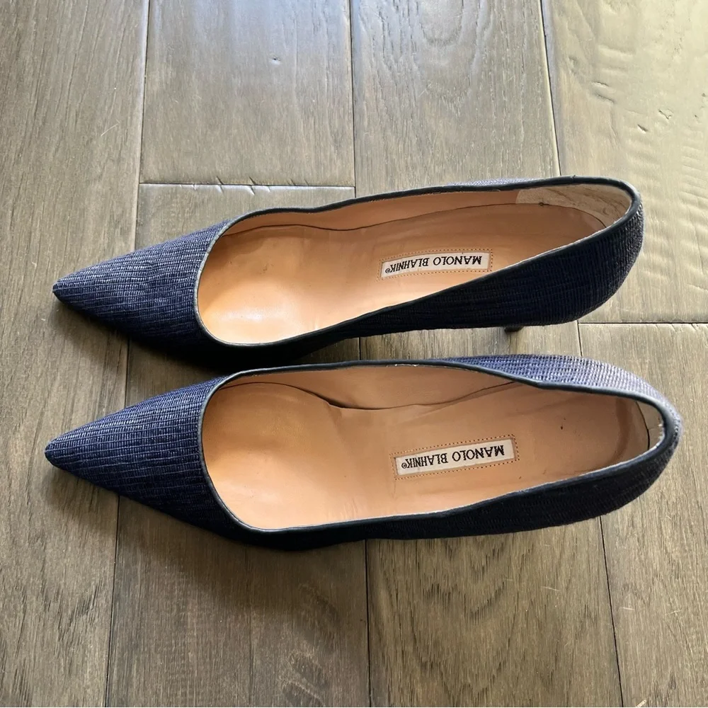 Manolo Blahnik Navy Textured Pointed Toe Pumps Heels EU 41